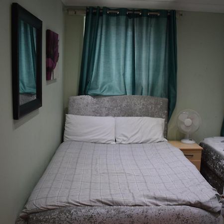 Three Bedroom House Lancaster Road London Bagian luar foto