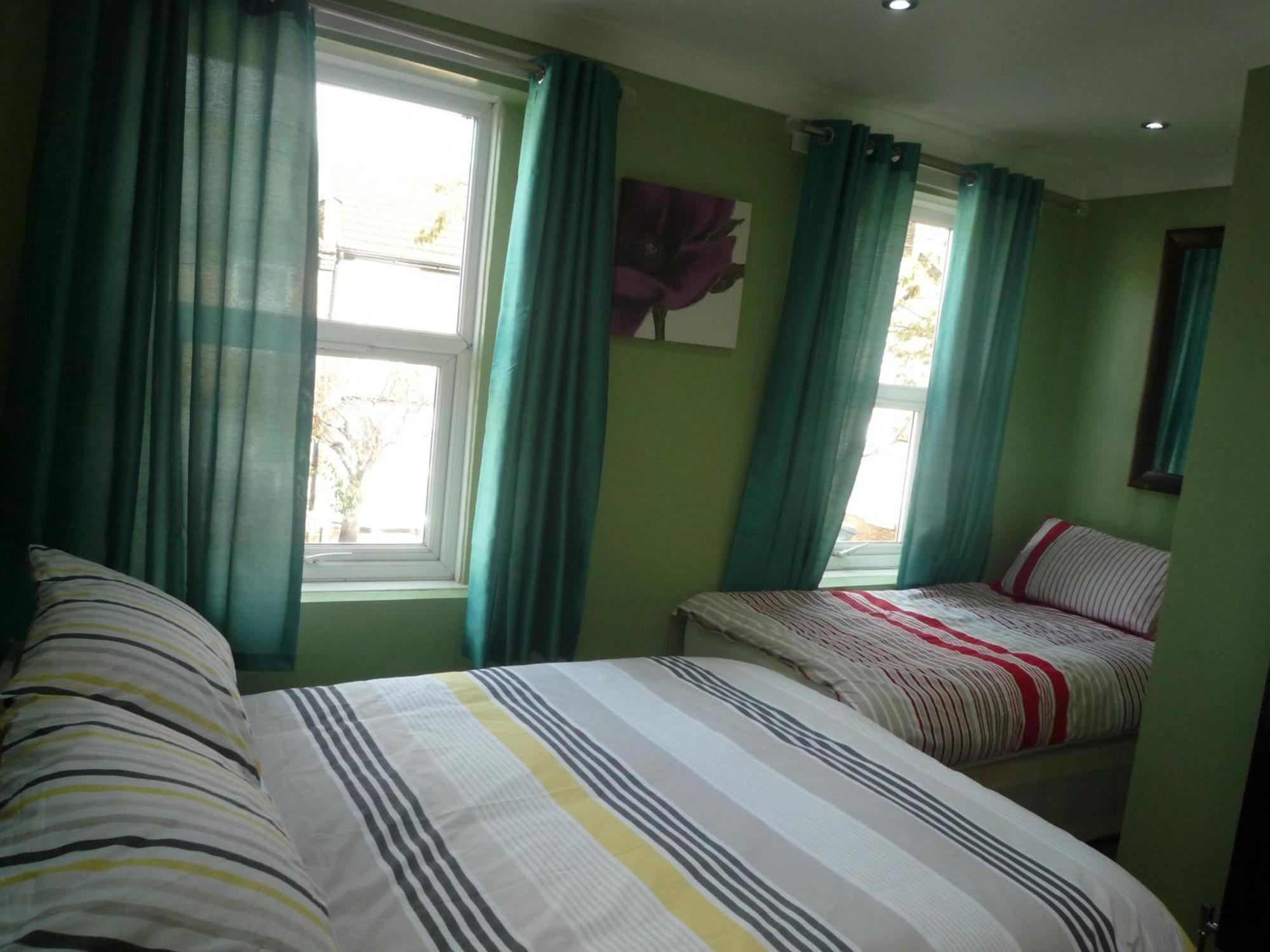 Three Bedroom House Lancaster Road London Bagian luar foto